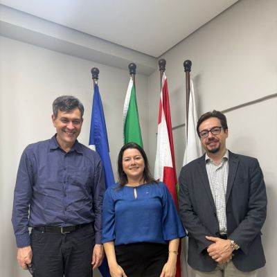 OAB Joinville realiza visita institucional ao Bom Jesus IELUSC para entrega de convite de homenagem